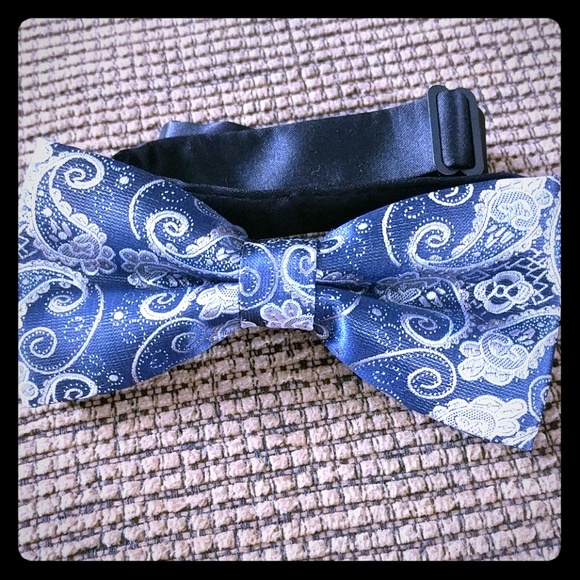 Blue & silver bow tie - Picture 1 of 1